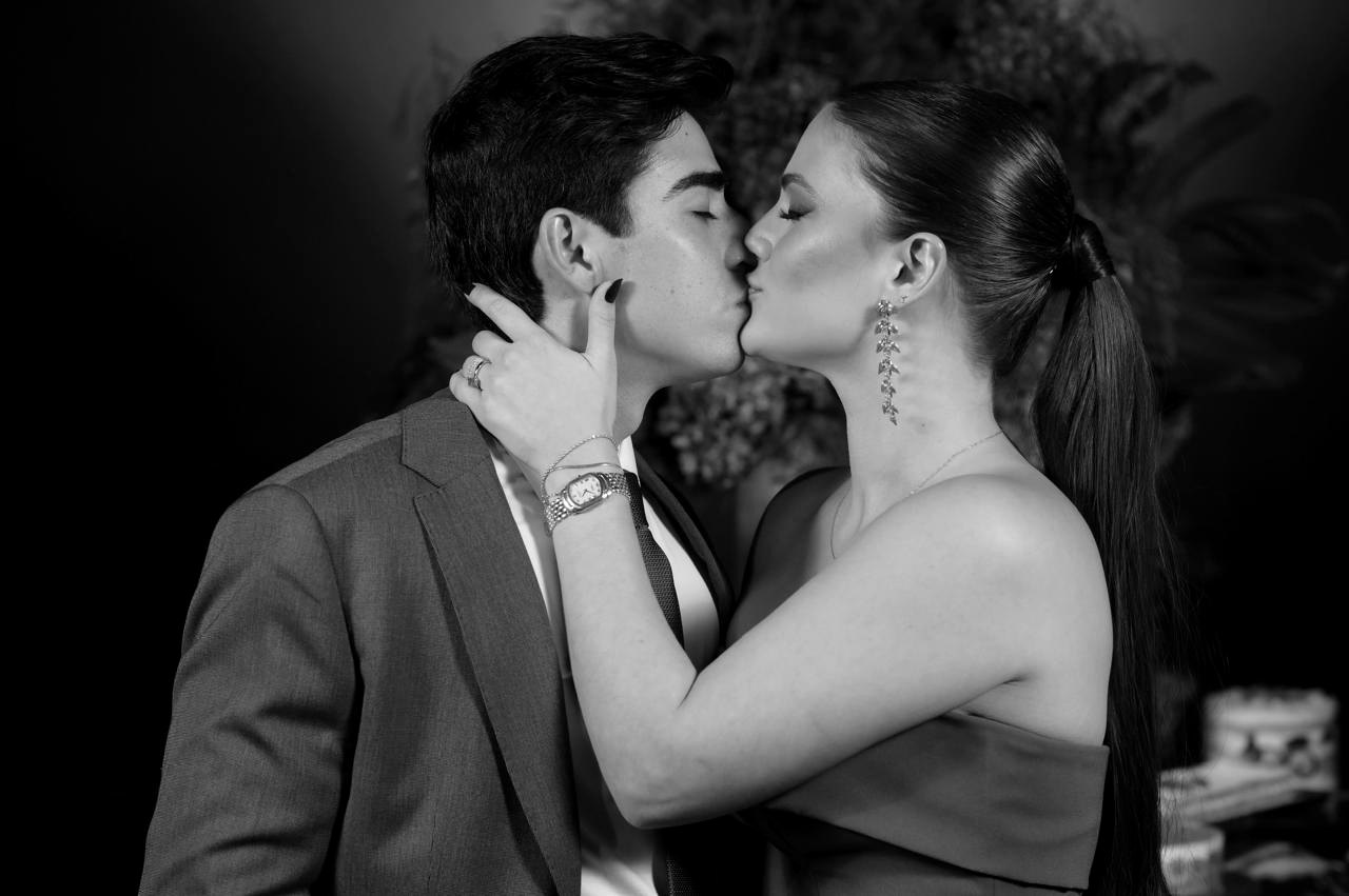 Julianna e José Orlando se beijando, em preto e branco